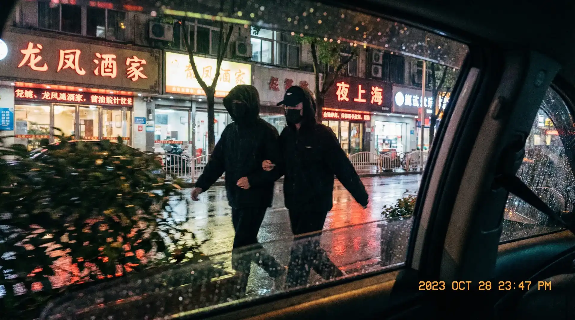 BOB娱乐 - 顶流明星深夜密会现场抓拍照片